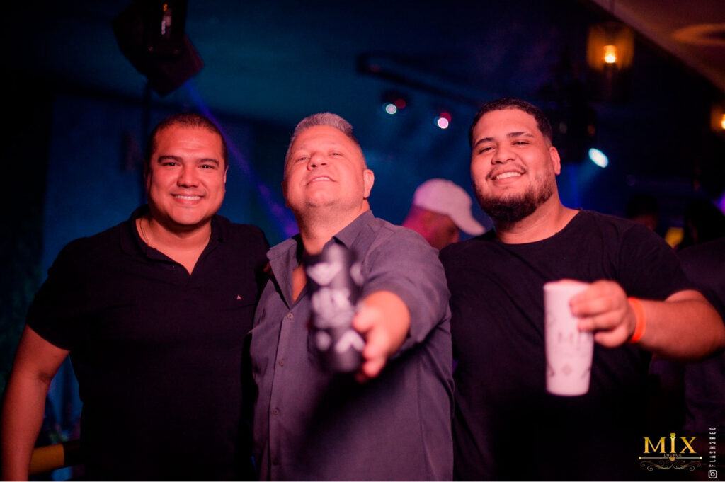 Amigos no Mix Lounge
