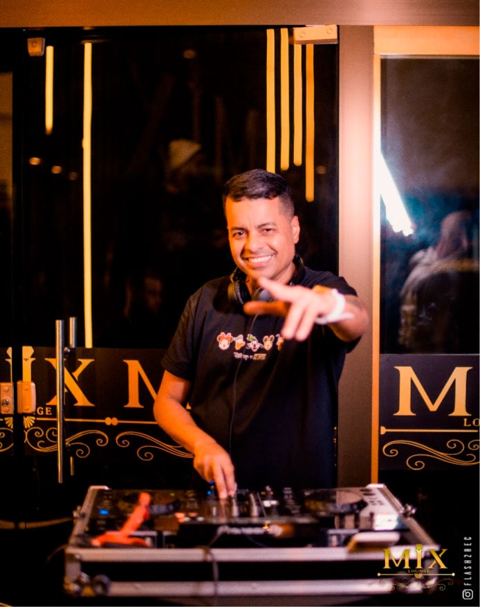 DJ tocando no Mix Lounge