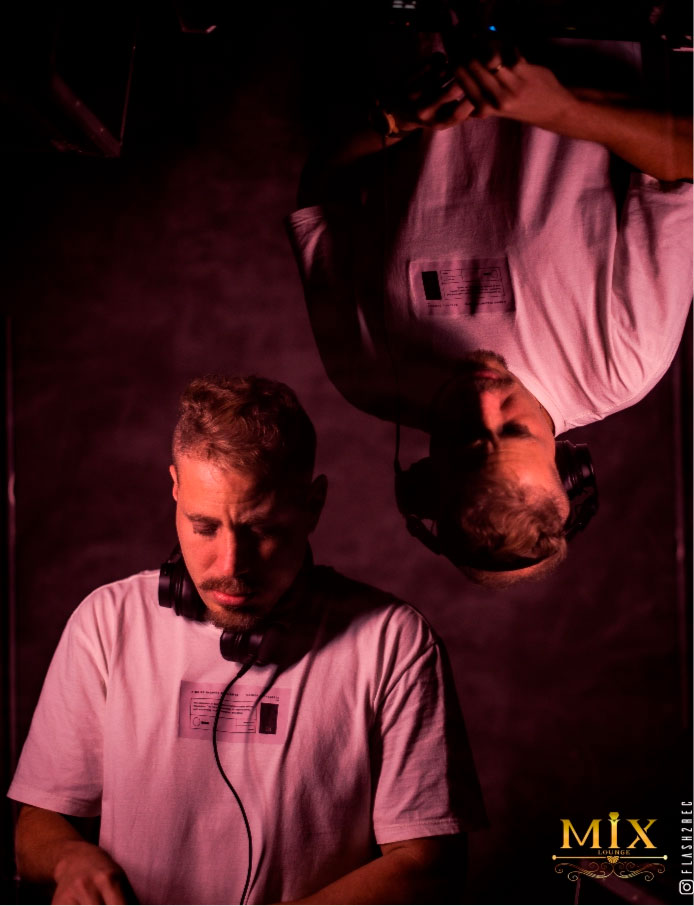 Duplo DJ tocando no Mix Lounge
