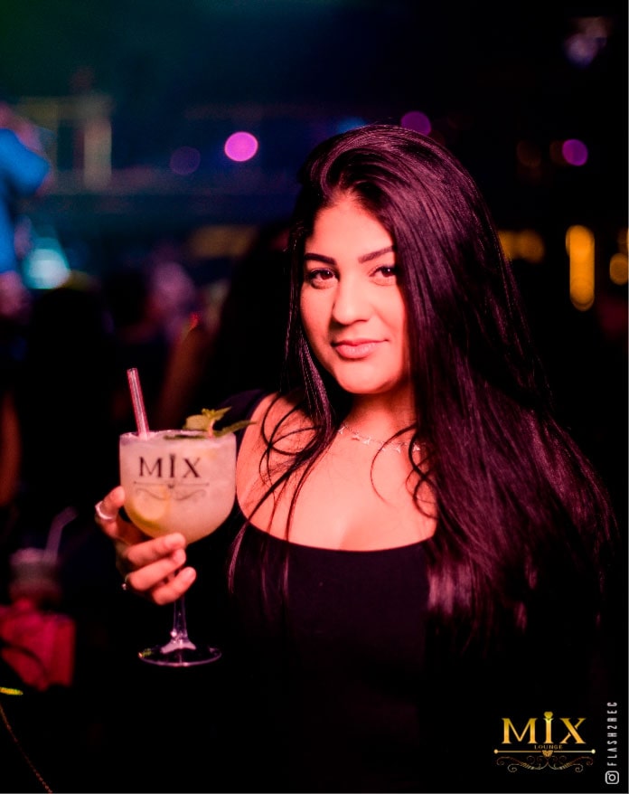 Garota com copo Mix Lounge
