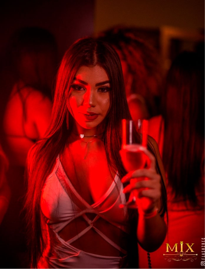 Garota na luz vermelha Mix Lounge