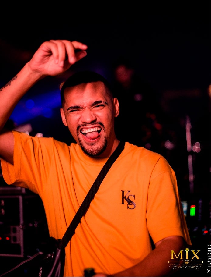 Jovem rapaz curtindo no Mix Lounge