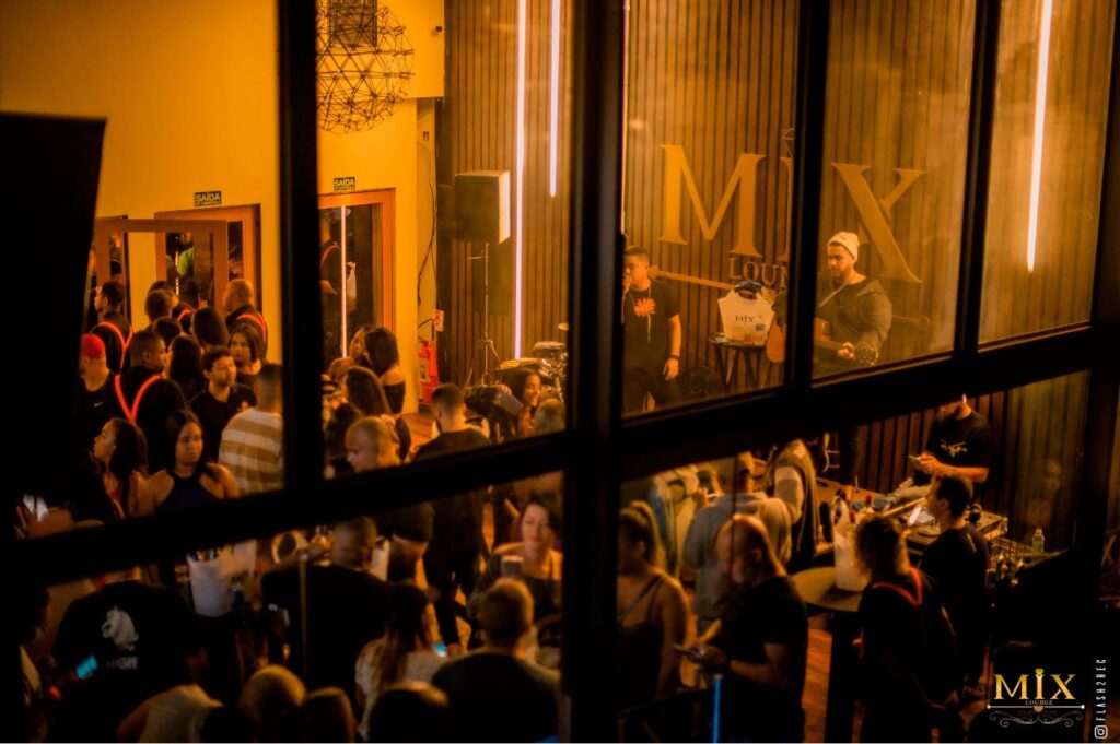 Mix Lounge com Atração Especial